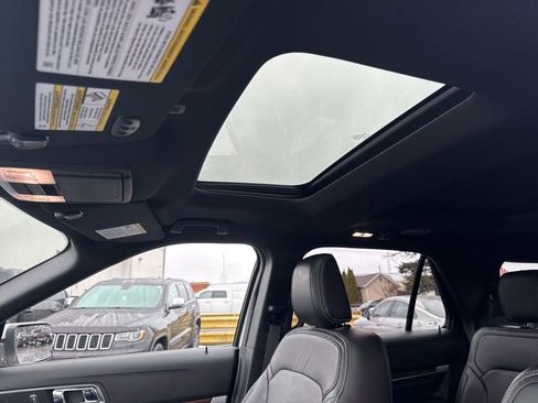 Used 2018 Ford Explorer Limited w/ Equipment Group 301A image 2