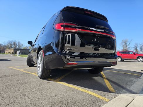 New 2026 Chrysler Pacifica Select image 4
