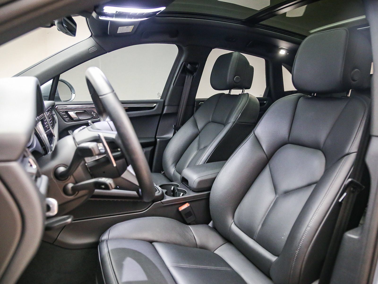 Certified 2025 Porsche Macan AWD/4WD image 4