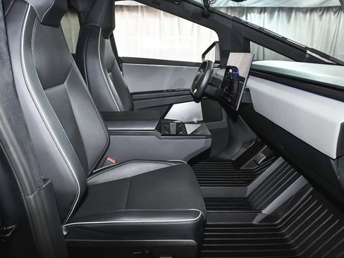 Used 2025 Tesla Cybertruck AWD Crew Cab image 59