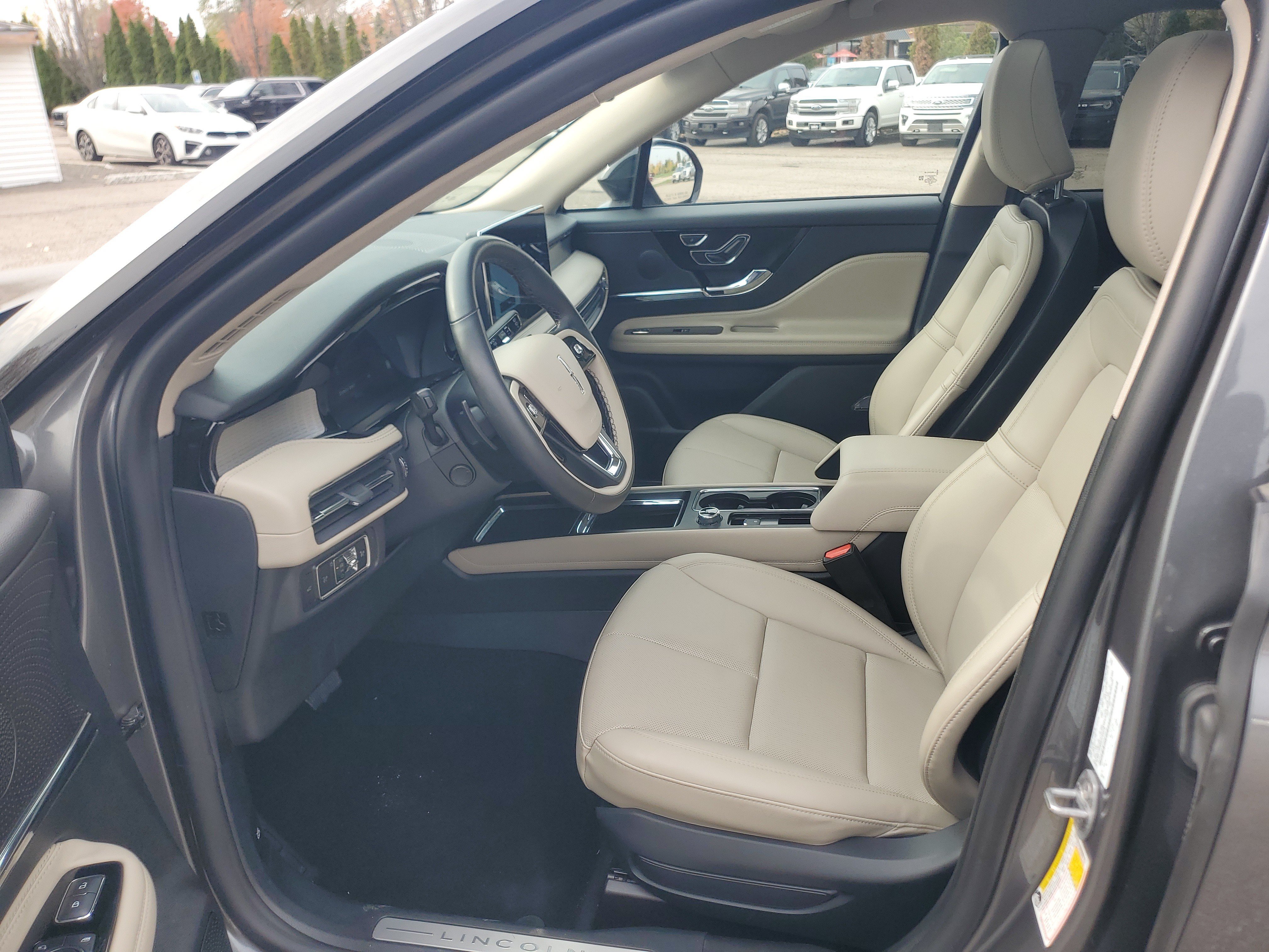 Used 2025 Lincoln Corsair AWD w/ Equipment Group 101A image 12
