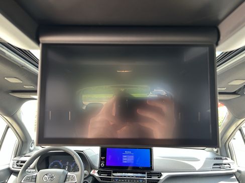 Certified 2025 Toyota Sienna Platinum AWD/4WD image 21