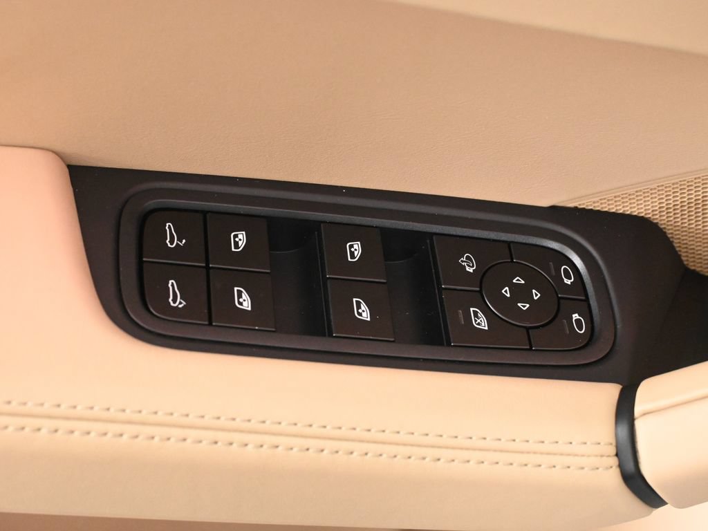 Used 2026 Porsche Cayenne AWD/4WD image 32