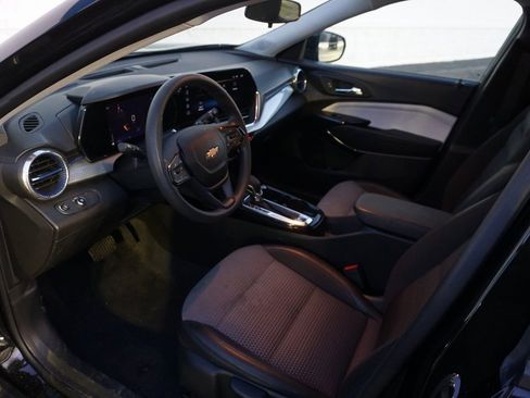 Certified 2025 Chevrolet Trax LT image 9