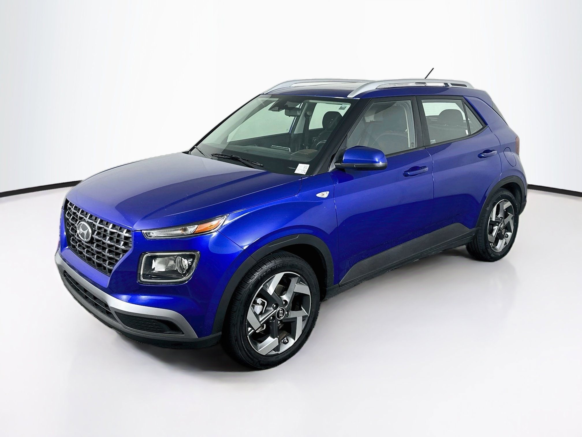 Used 2025 Hyundai Venue SEL FWD image 3