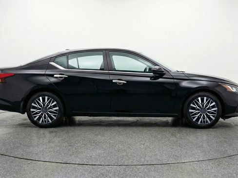 Used 2025 Nissan Altima 2.5 SV image 11