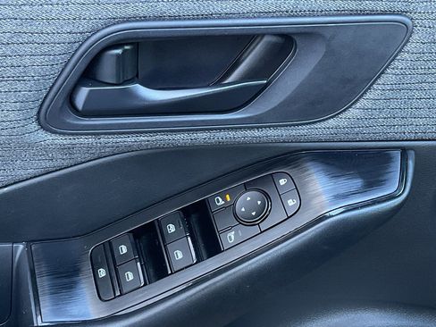 Used 2023 Nissan Rogue S image 11