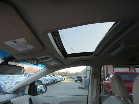 Used 2015 Toyota Sienna XLE w/ XLE Navigation Package FWD image 19