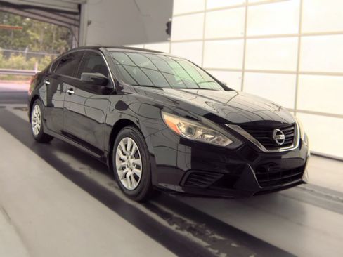 Used 2018 Nissan Altima 2.5 S w/ S Convenience Package FWD image 2