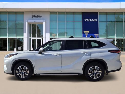 Used 2024 Toyota Highlander XLE image 3