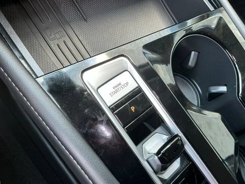 Used 2025 Volkswagen Atlas SE FWD image 21