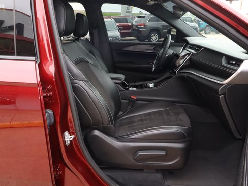 Used 2023 Jeep Grand Cherokee Altitude AWD/4WD image 21