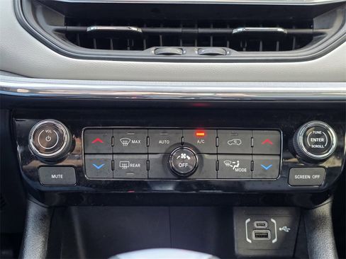 Used 2019 Jeep Cherokee Trailhawk image 15