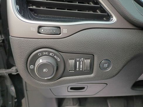 Used 2019 Jeep Cherokee Limited image 22