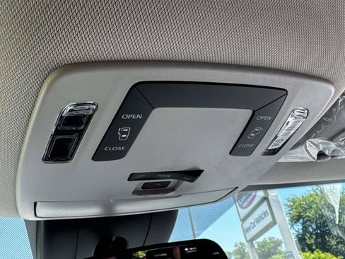 Used 2025 Toyota Sienna LE FWD image 27