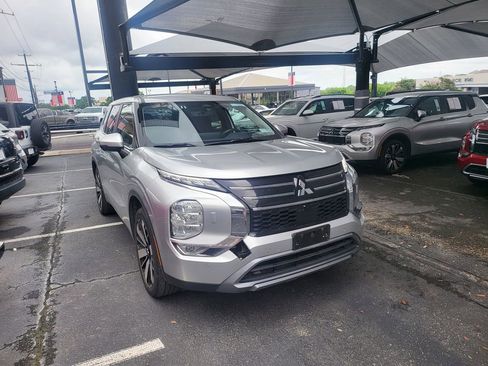 Used 2025 Mitsubishi Outlander SE AWD/4WD image 2