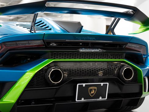 Used 2022 Lamborghini Huracan STO RWD image 35