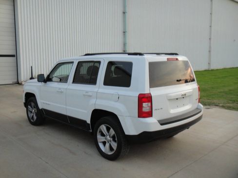 Used 2014 Jeep Patriot Latitude w/ Sun/Sound Group image 9