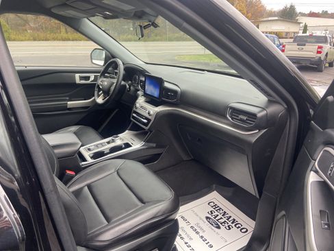 Used 2022 Ford Explorer XLT w/ Equipment Group 202A image 5
