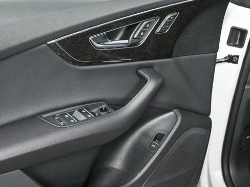 Used 2025 Audi Q8 Premium image 5