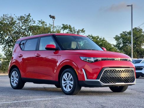 Used 2025 Kia Soul LX FWD image 3