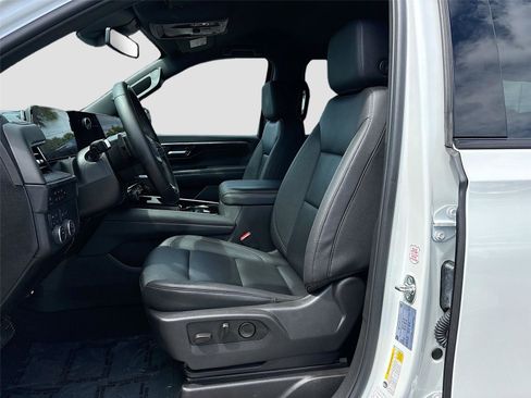 Used 2025 Chevrolet Suburban Z71 AWD/4WD image 21