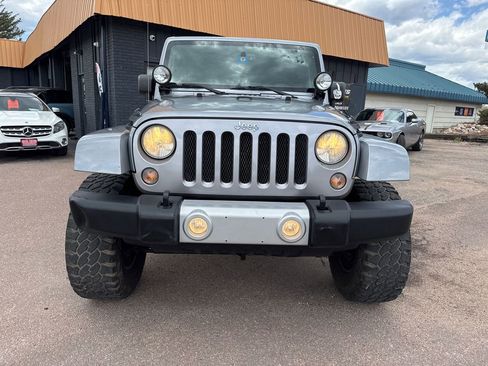 Used 2014 Jeep Wrangler Unlimited Sahara w/ Connectivity Group AWD/4WD image 9