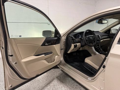 Used 2017 Honda Accord EX-L image 9