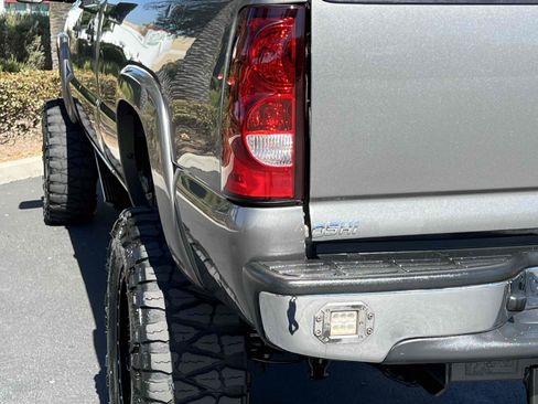 Used 2006 Chevrolet Silverado 3500 LT w/ Heavy-Duty Power Package AWD/4WD image 32