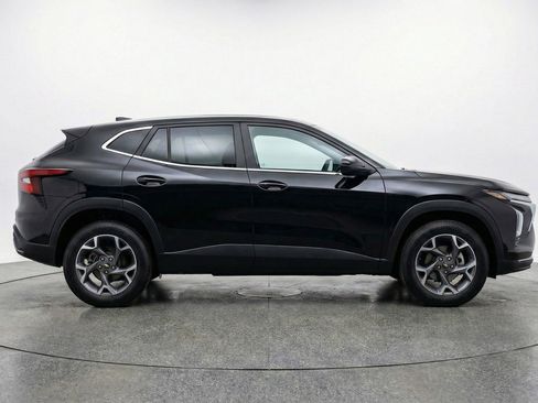 Used 2025 Chevrolet Trax LT w/ LT Convenience Package image 11