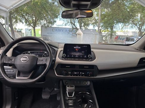 Used 2025 Nissan Rogue SV FWD image 33
