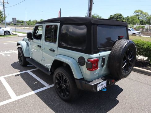 Used 2024 Jeep Wrangler Unlimited Sahara w/ Technology Group AWD/4WD image 9