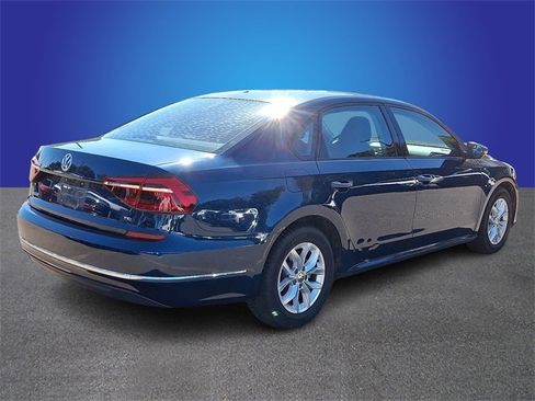 Used 2018 Volkswagen Passat 2.0T R-Line image 4