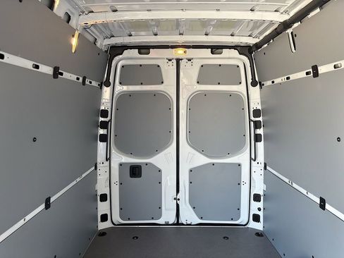 Used 2024 Mercedes-Benz Sprinter 2500 image 10