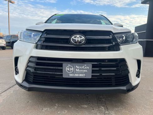Used 2019 Toyota Highlander SE image 3