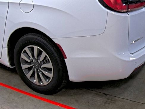 Used 2024 Chrysler Pacifica Select image 9