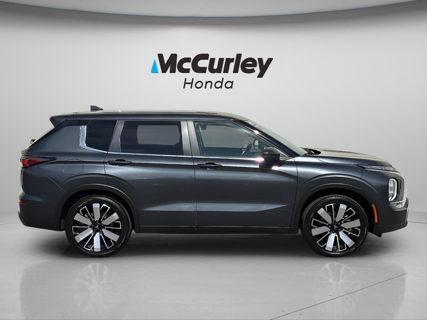 Used 2025 Mitsubishi Outlander SE AWD/4WD image 2