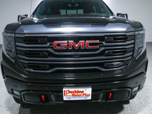 Used 2024 GMC Sierra 1500 AT4 w/ Technology Package AWD/4WD image 4
