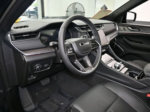 Used 2024 Jeep Grand Cherokee Overland w/ Luxury Tech Group IV image 10