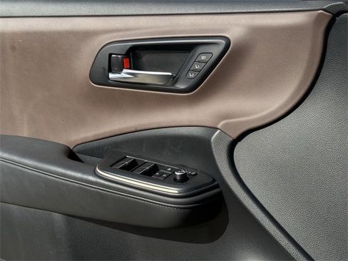 Used 2023 Toyota Crown Limited image 29