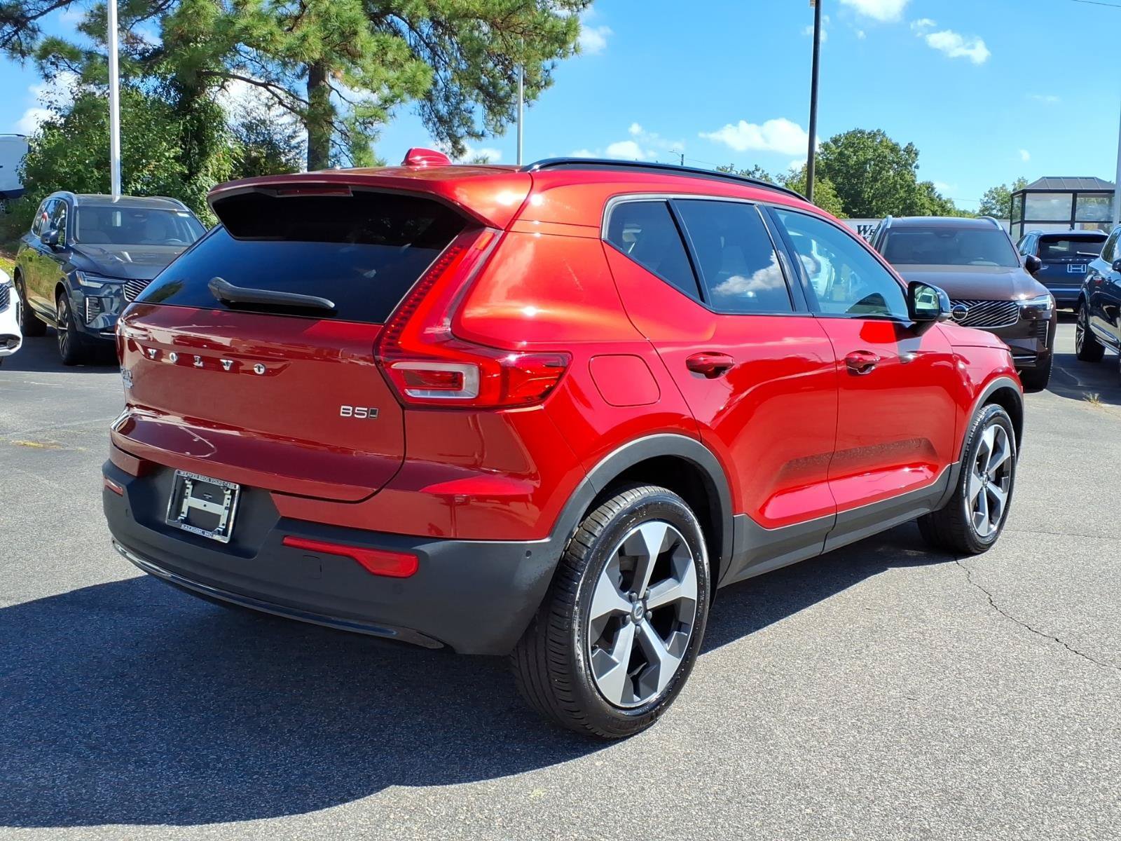 Certified 2025 Volvo XC40 B5 Plus AWD/4WD image 3
