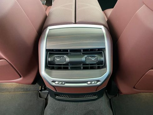 New 2026 BMW 750e xDrive w/ Premium Package image 28