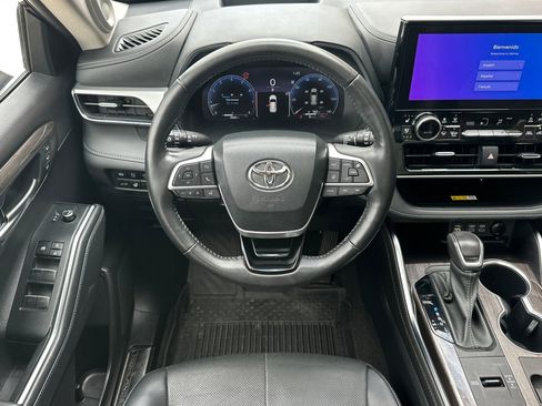 Used 2023 Toyota Highlander Platinum FWD image 13