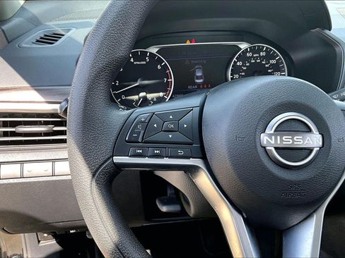 Used 2025 Nissan Altima 2.5 SV FWD image 11