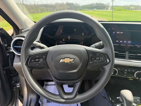 Used 2025 Chevrolet Trax LT FWD image 28