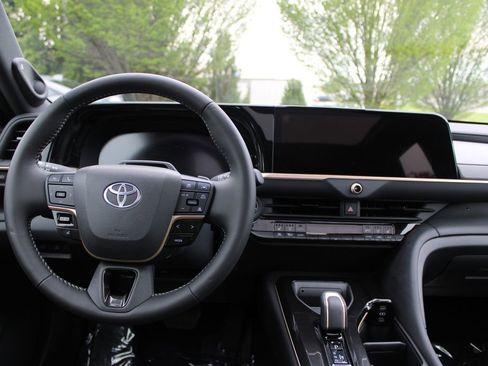 Used 2026 Toyota Crown Platinum AWD/4WD image 16