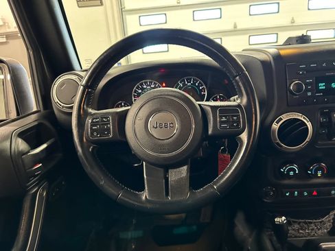 Used 2018 Jeep Wrangler Unlimited Sahara w/ Connectivity Group AWD/4WD image 26