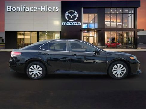 Used 2019 Toyota Camry SE image 7