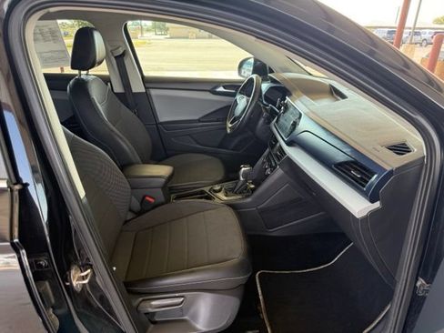 Used 2023 Volkswagen Taos SE w/ Panoramic Sunroof Package AWD/4WD image 11