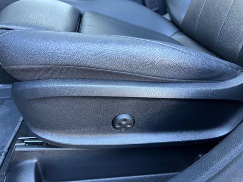 Used 2025 Mercedes-Benz GLB 250 4MATIC image 23